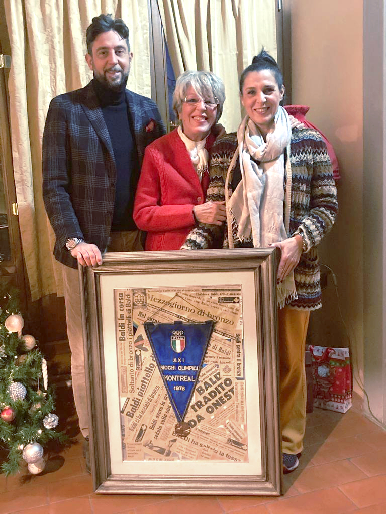 La moglie e i figli di Ubaldesco Baldi con la medaglia olimpica (Foto da comunicato)
