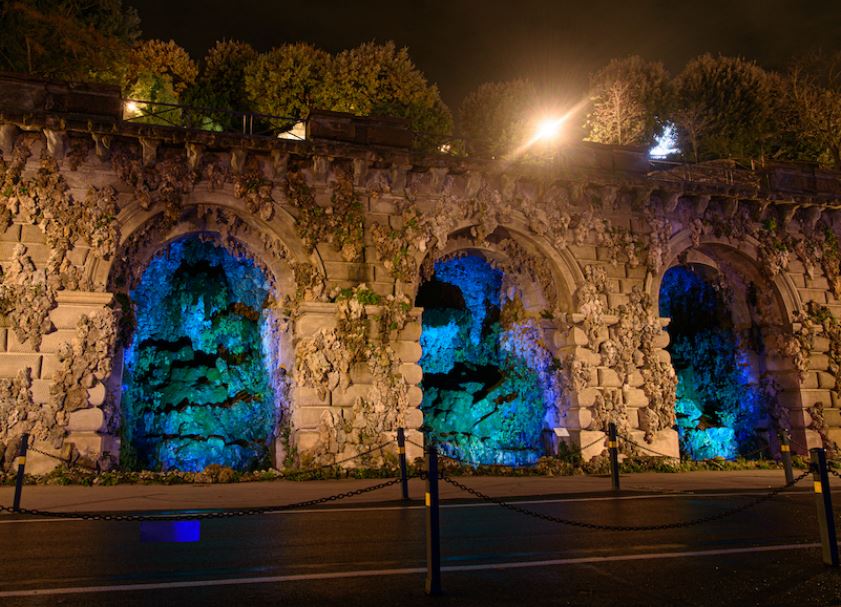 Grotte delle rampe del Poggi illuminate di azzurro