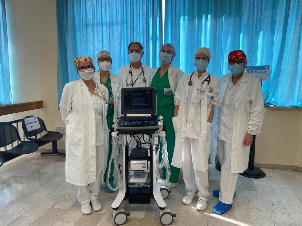 L'ecografo donato e a sx la dottoressa Panigada con l'équipe medica (Foto da comunicato)