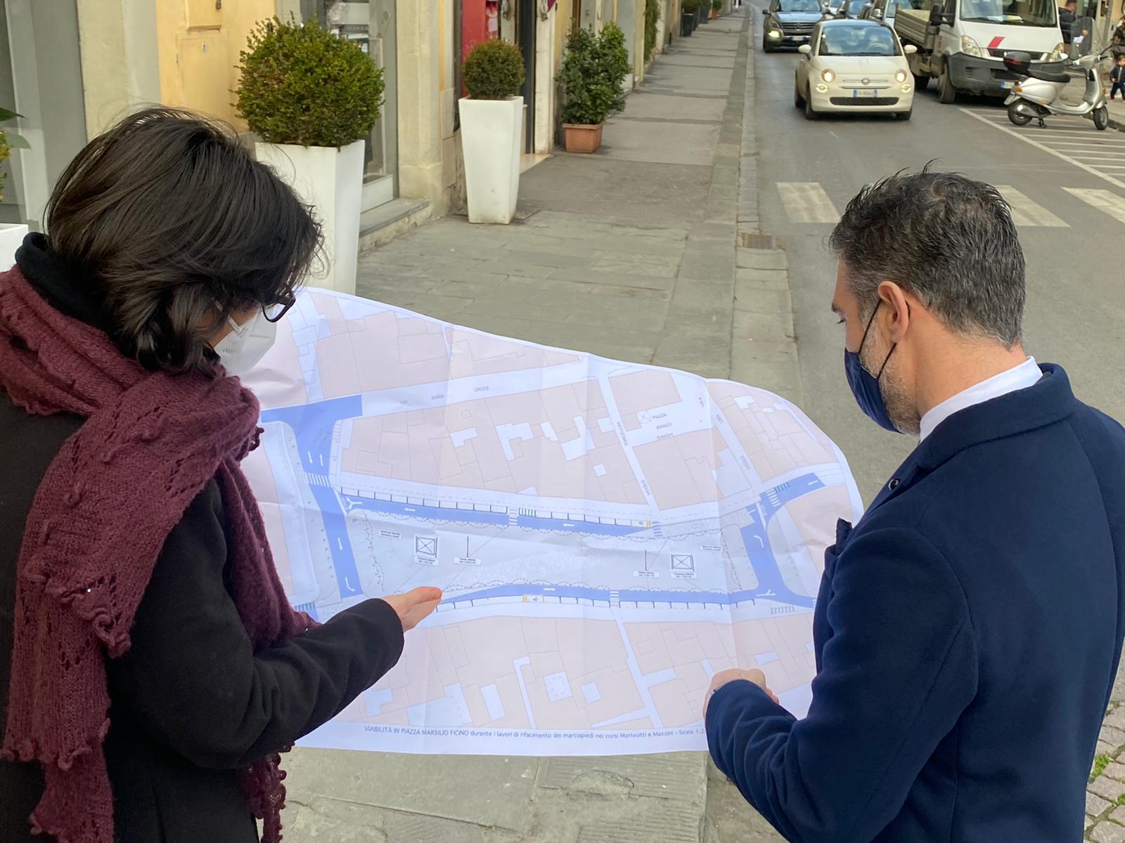 Mappa viabilità spiegata dall'assessore Alice Poggesi e dal vicesindaco Enrico Buoncompagni (Foto da comunicato)