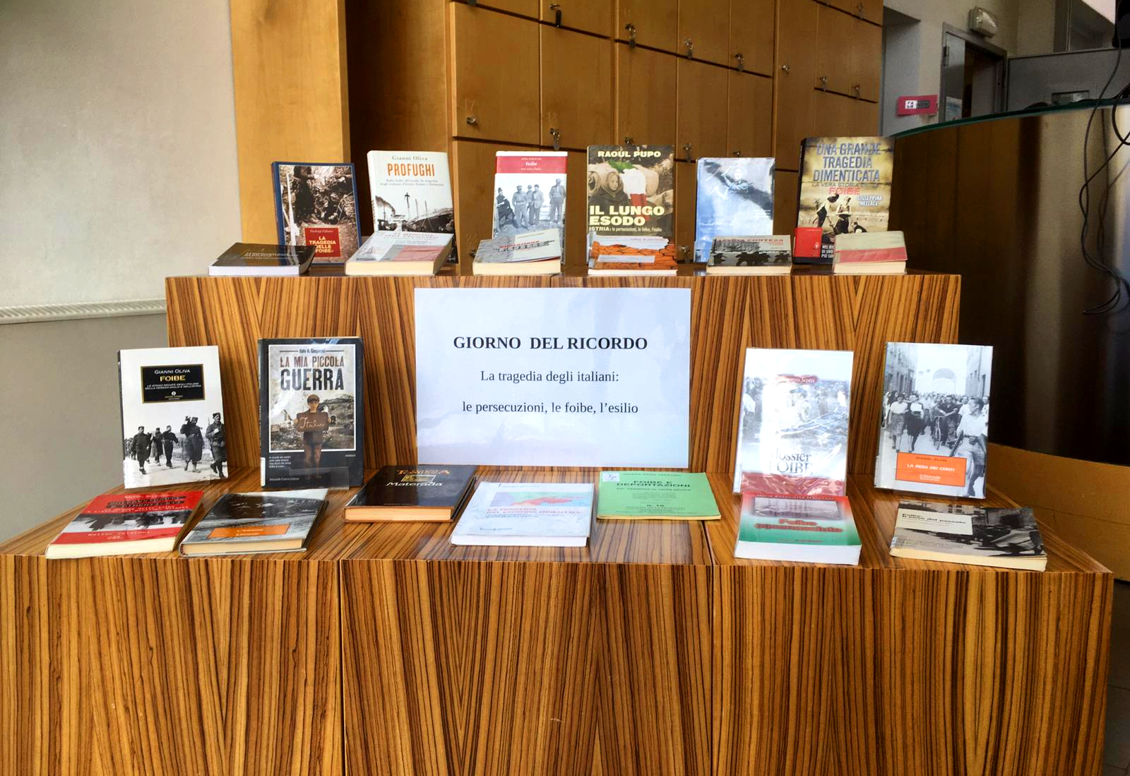 L'esposizione di libri e film in biblioteca (Foto da comunicato)