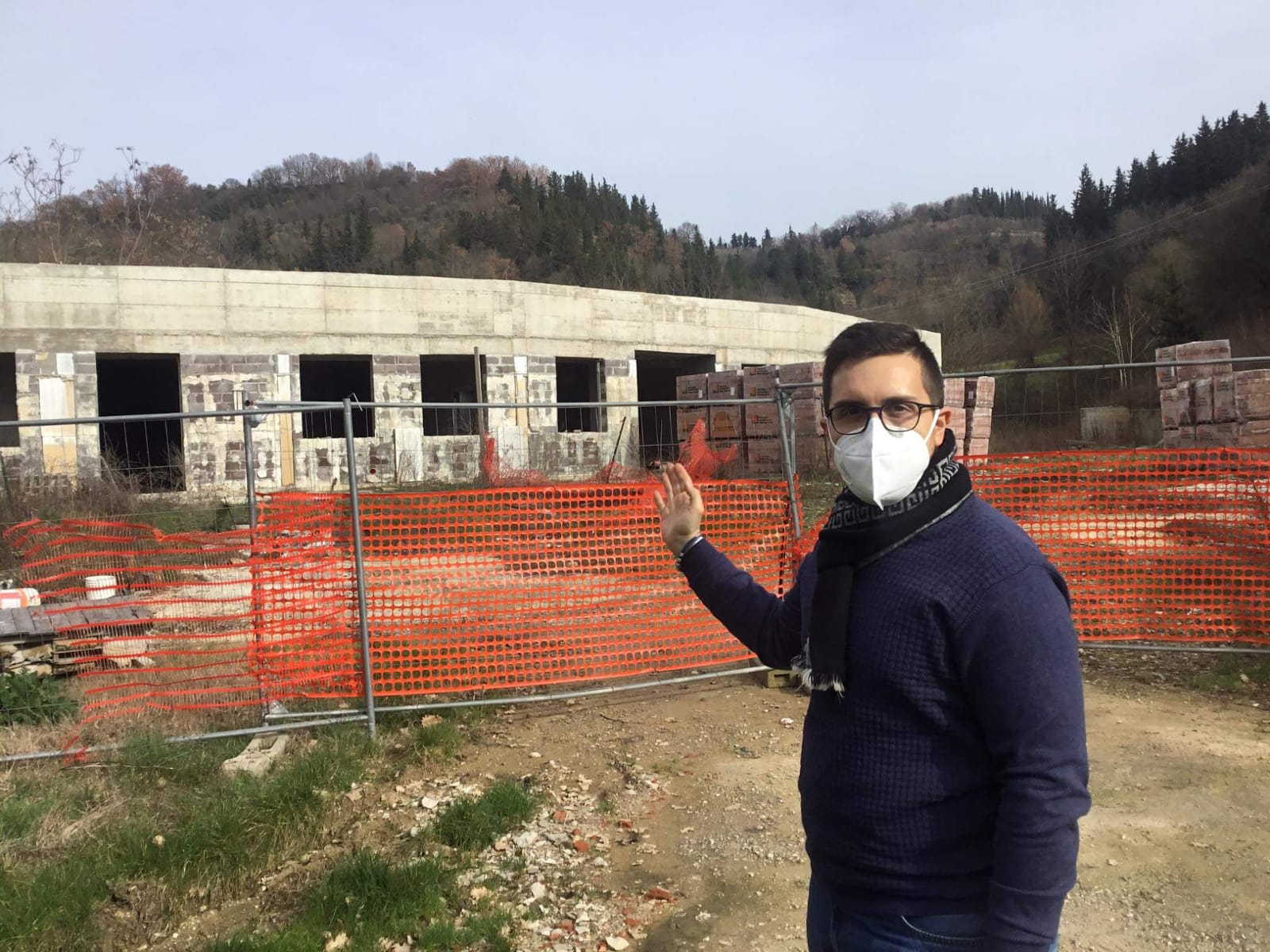 Il consigliere Gandola nell'area di cantiere