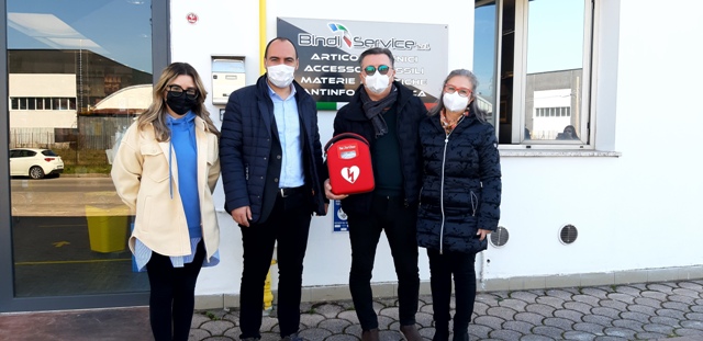 da sinsitra Marina Bindi, il sindaco Calamai, Giorgio Bindi e la moglie Cristina con il defibrillatore donato al Comune di Montemurlo