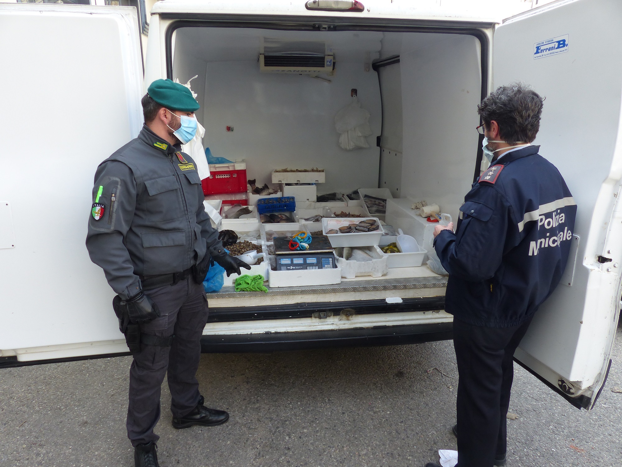 GdF e PM di Prato durante il sequestro di prodotti ittici venduti abusivamente (Fonte foto GdF di Prato)