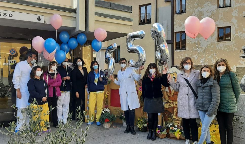 Personale del Cosma e Damiano con i palloncini pronti per il volo