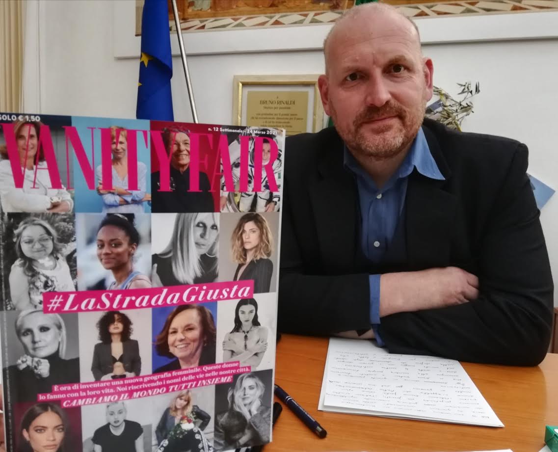 Il sindaco Baroncelli con una copia Vanity Fair