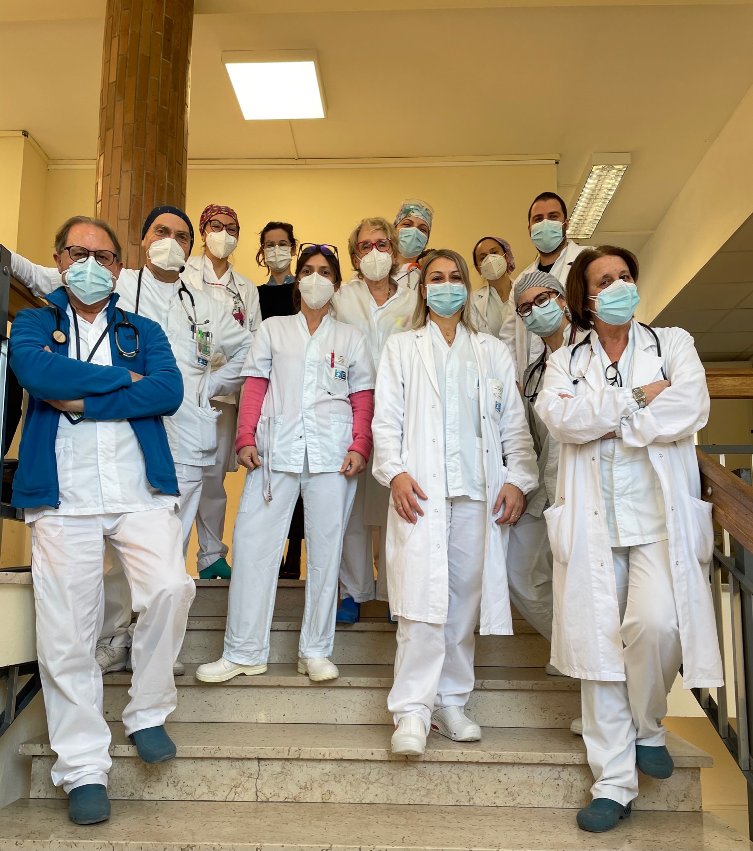 La dottoressa Panigada al centro, i medici della medicina interna e personale infermieristico (Fonte foto Ausl Toscana Centro Informa)  