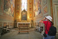 Turista nella Basilica di Santa Croce