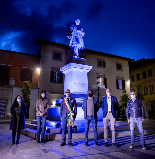 La giunta comunale di Fucecchio davanti al monumento a Giuseppe Montanelli illuminato di blu per la Festa dell'Europa