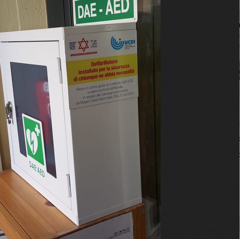 Il defibrillatore all'ingresso della Comunità Ebraica di Firenze