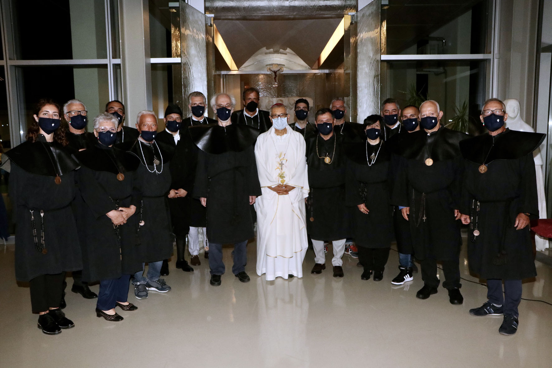 Il vescovo Nerbini con magistrato e i nuovi capo guardia (Fonte foto Misericordia di Prato)