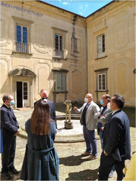 Corte interna Villa La Magia durante la visita del direttore degli Uffizi (Fonte foto Comune di Quarrata)