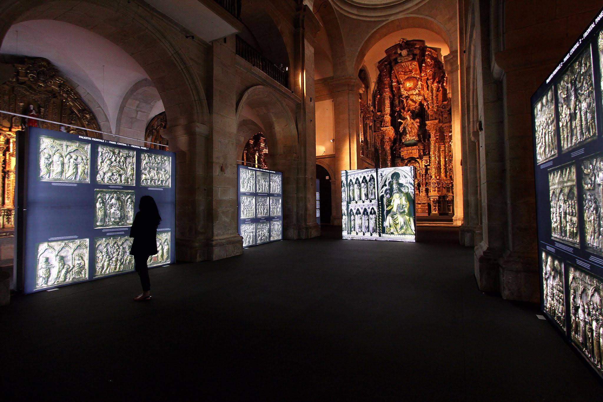 La mostra sull’altare argenteo allestita a Santiago de Compostela (Fonte foto Comune di Pistoia)
