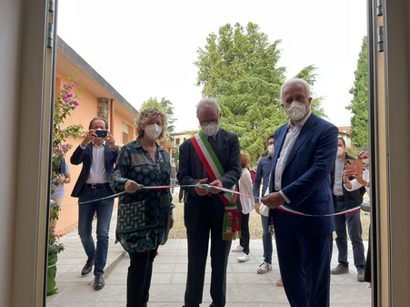 Giani all'inaugurazione della scuola a Castelfranco di Sopra (Fonte foto Regione Toscana)