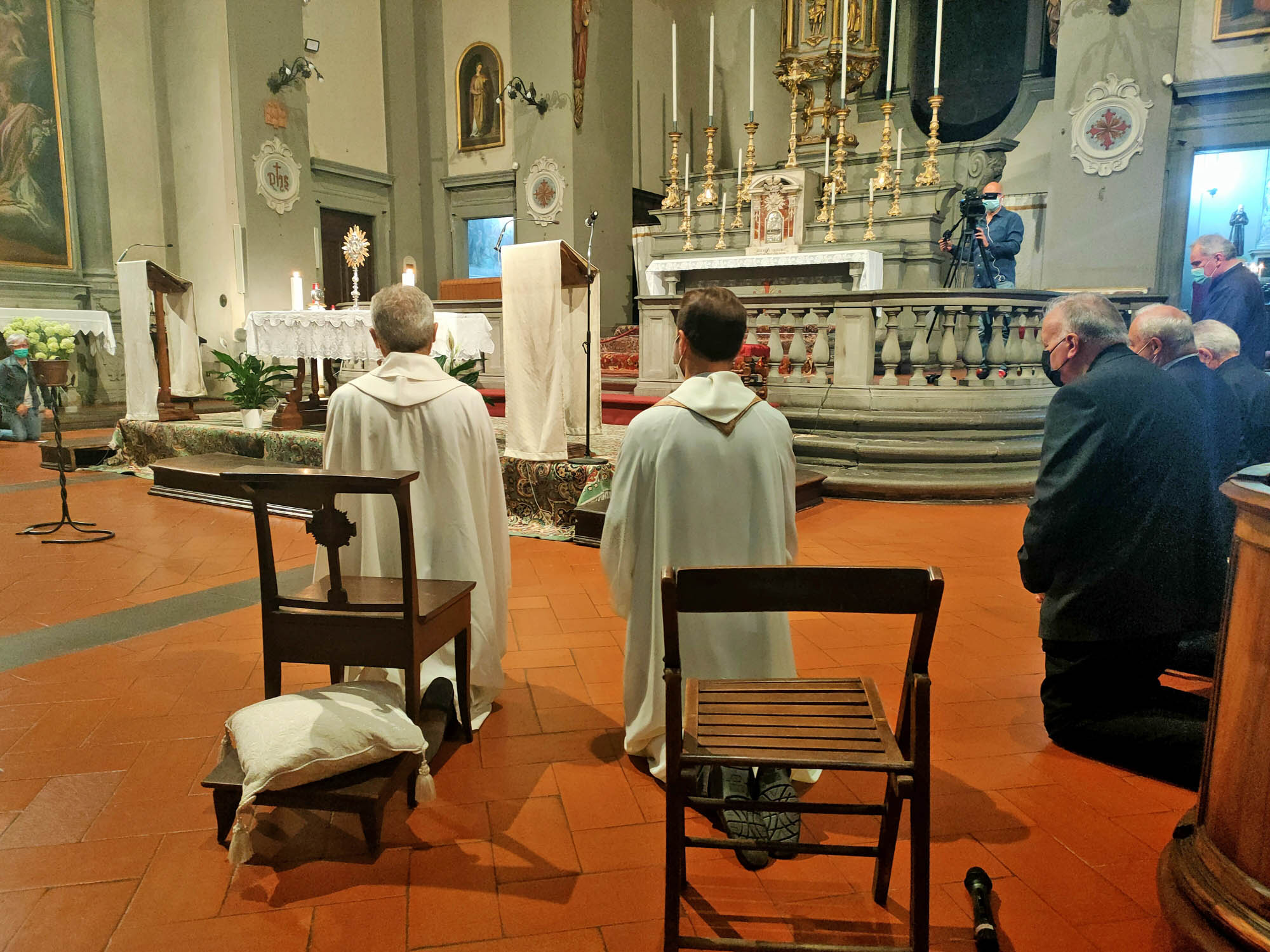In preghiera con il vescovo Nerbini (Fonte foto Diocesi di Prato)
