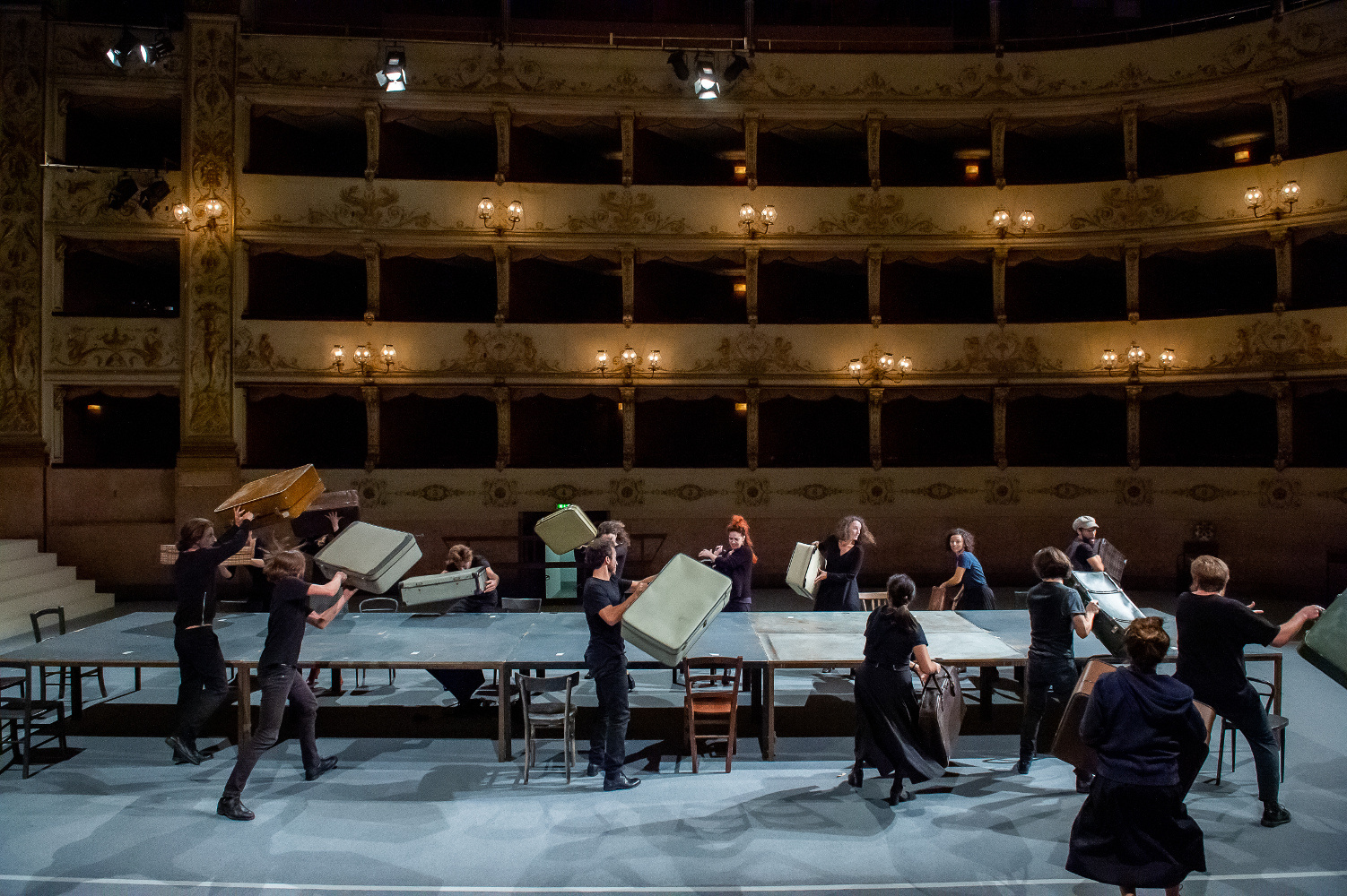 I Nuovi e la Compagnia del Teatro La Comunità durante le prove di The Dubliners_ ph. Filippo Manzini