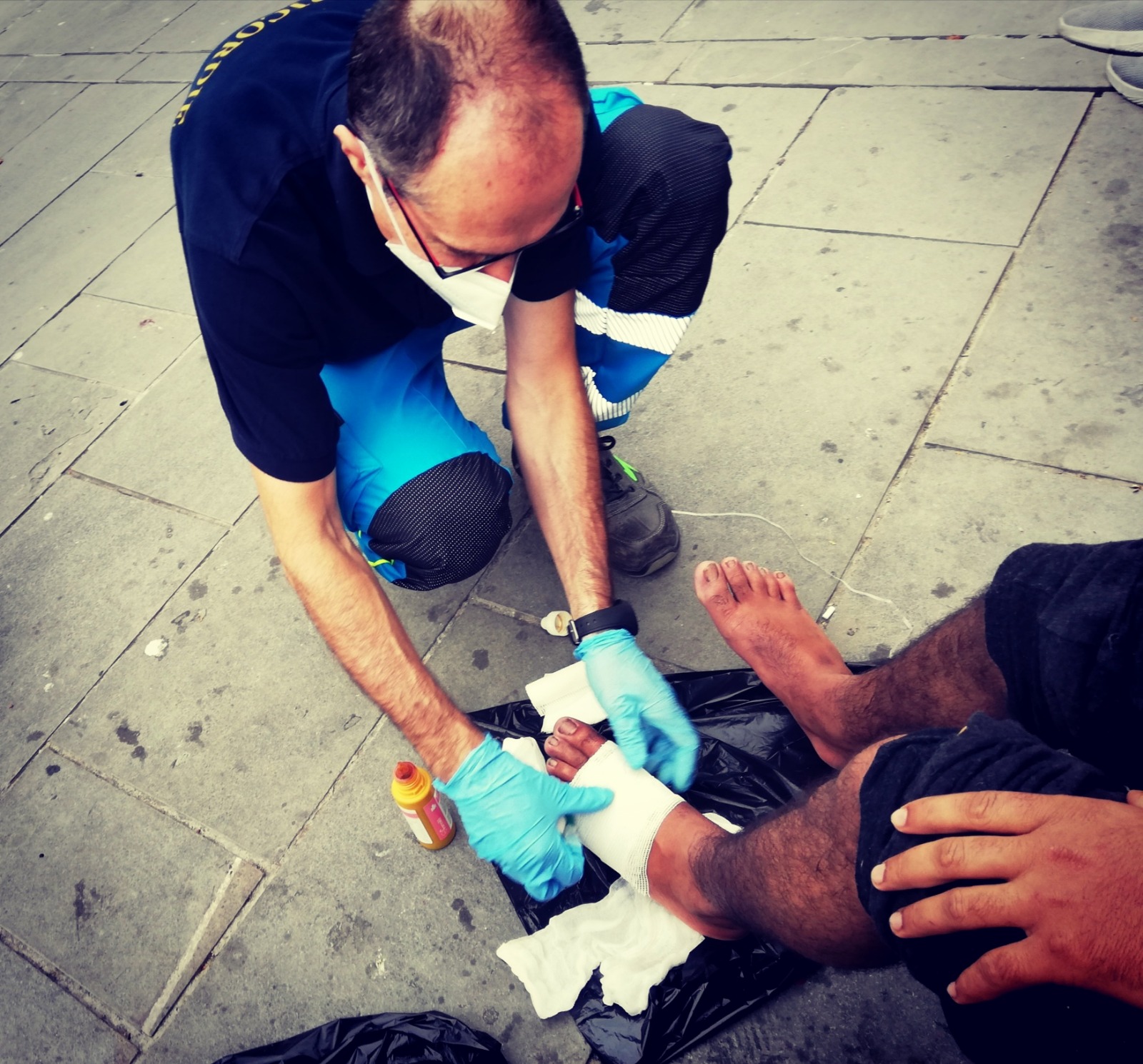Volontario Misericordia cura i piedi dei profughi della rotta balcanica (Fonte foto Comune di Barberino e Tavarnelle)