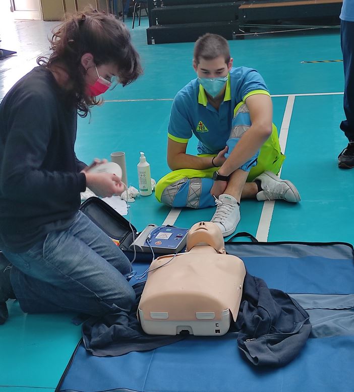 Esercitazione di soccorso con il defibrillatore