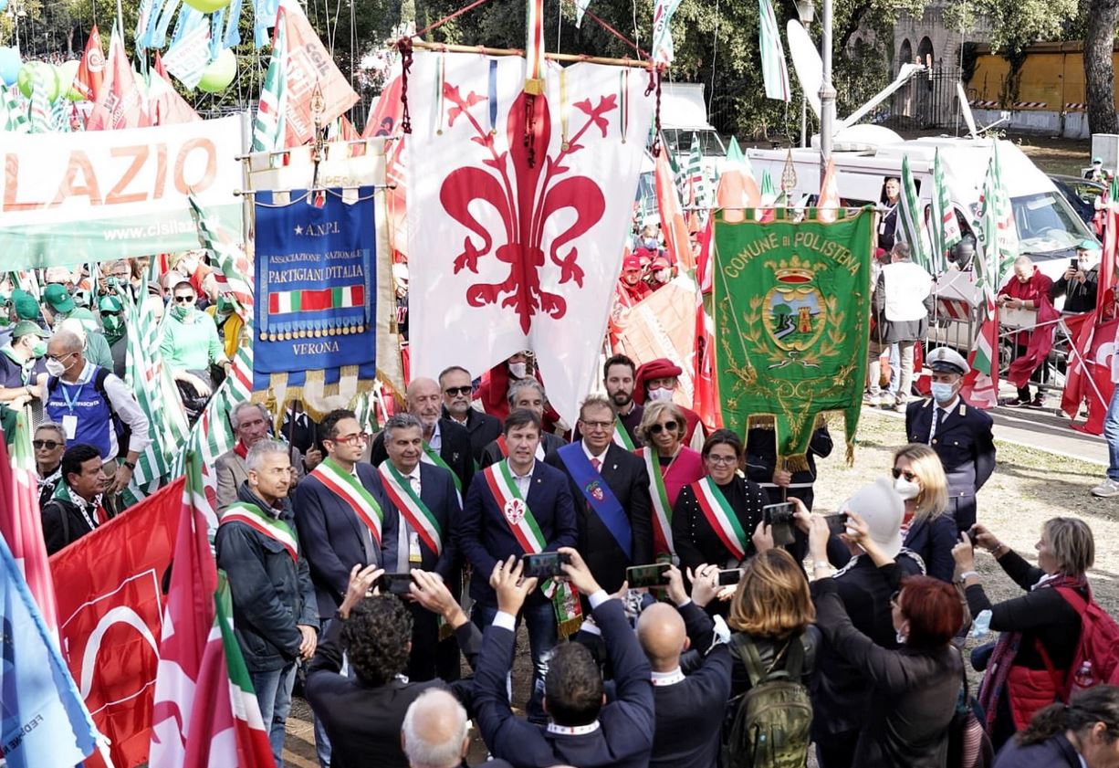 Dario Nardella e sindaci della Citta' Metropolitana con i gonfaloni in Piazza San Giovanni (foto twitter Dario Nardella)