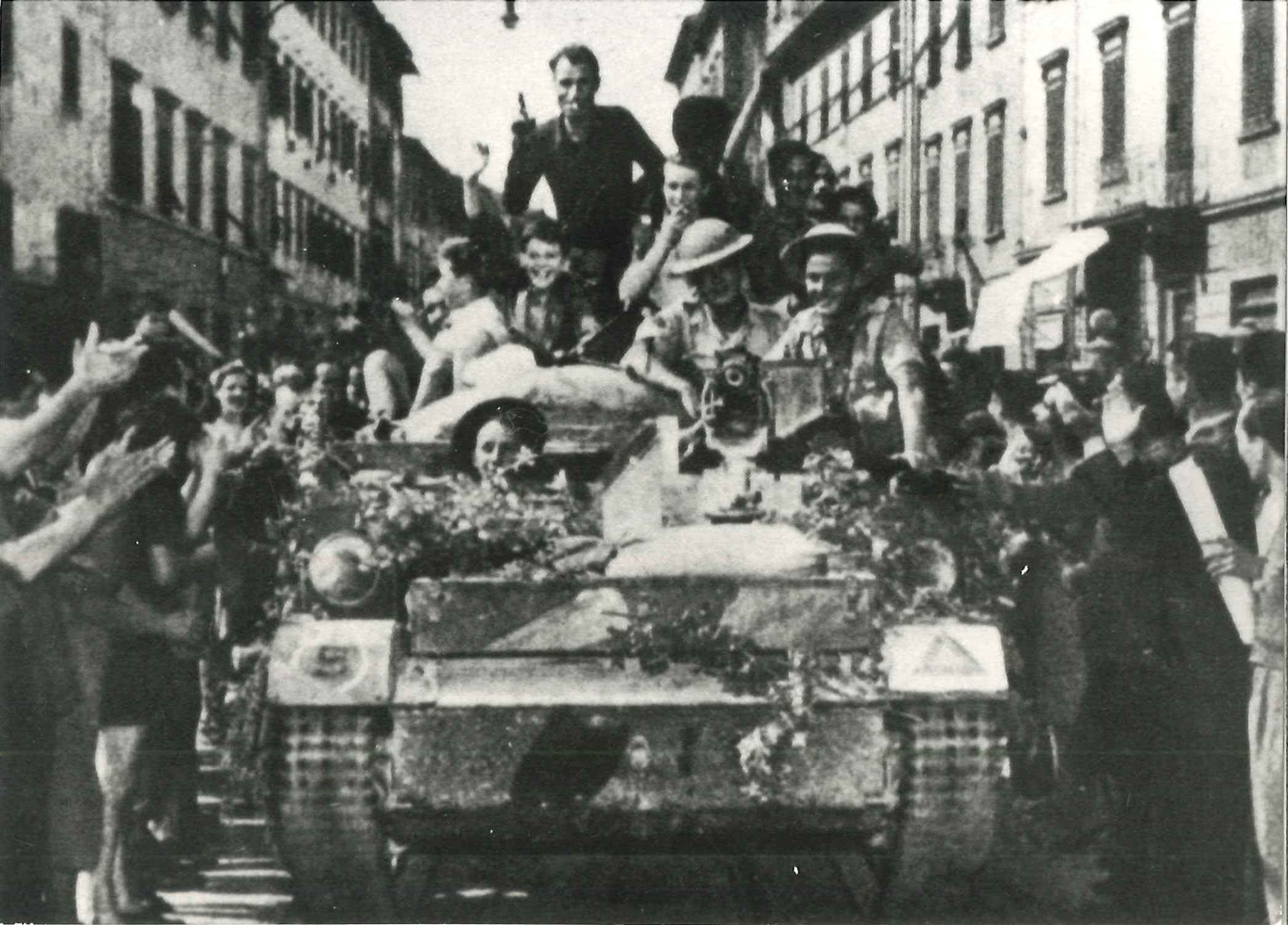 Carri armati alleati entrano in Firenze liberata (Fonte foto ISRT Fondo Gracci)