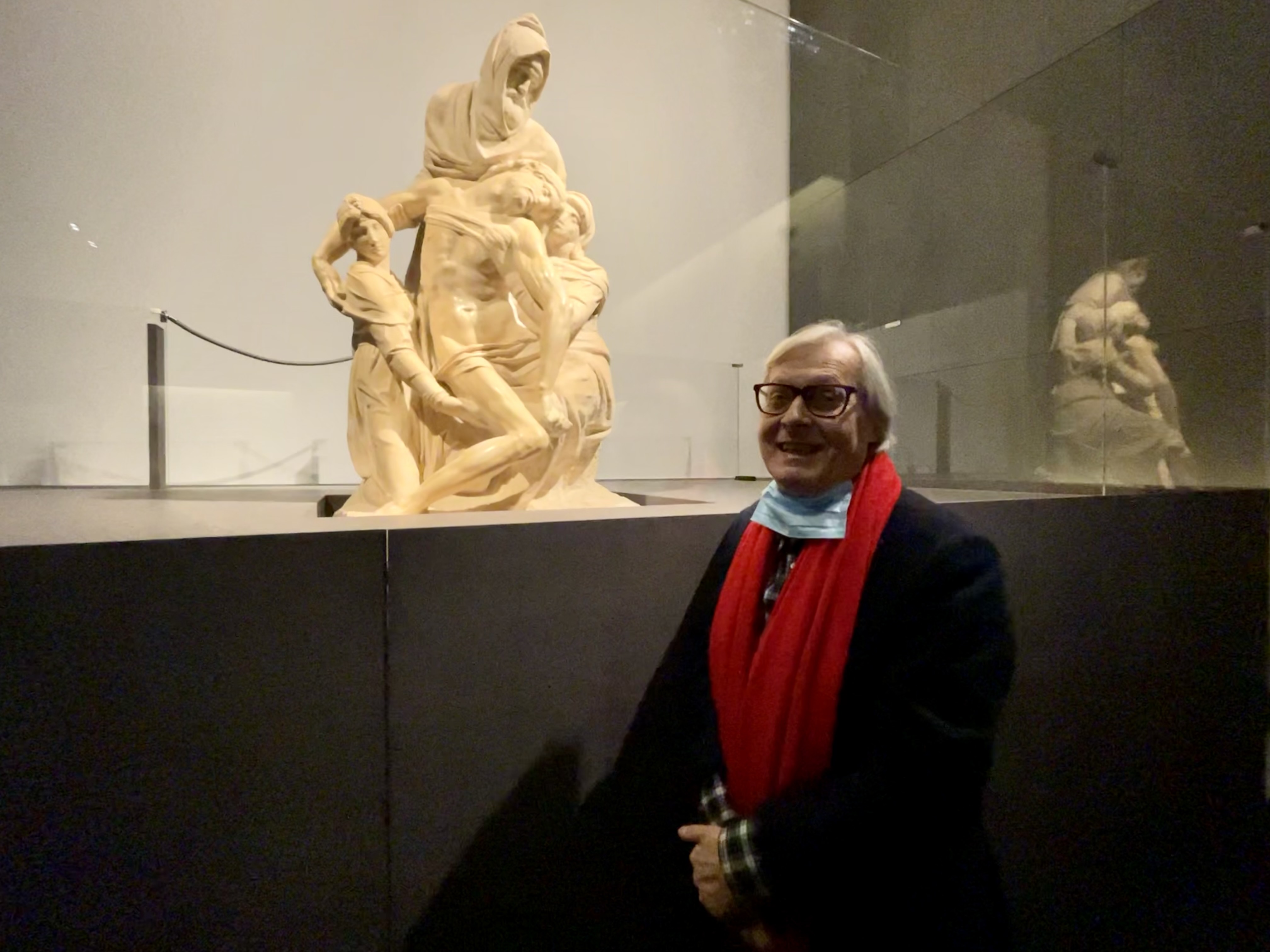 Sgarbi in visita alla Pietà di Michelangelo