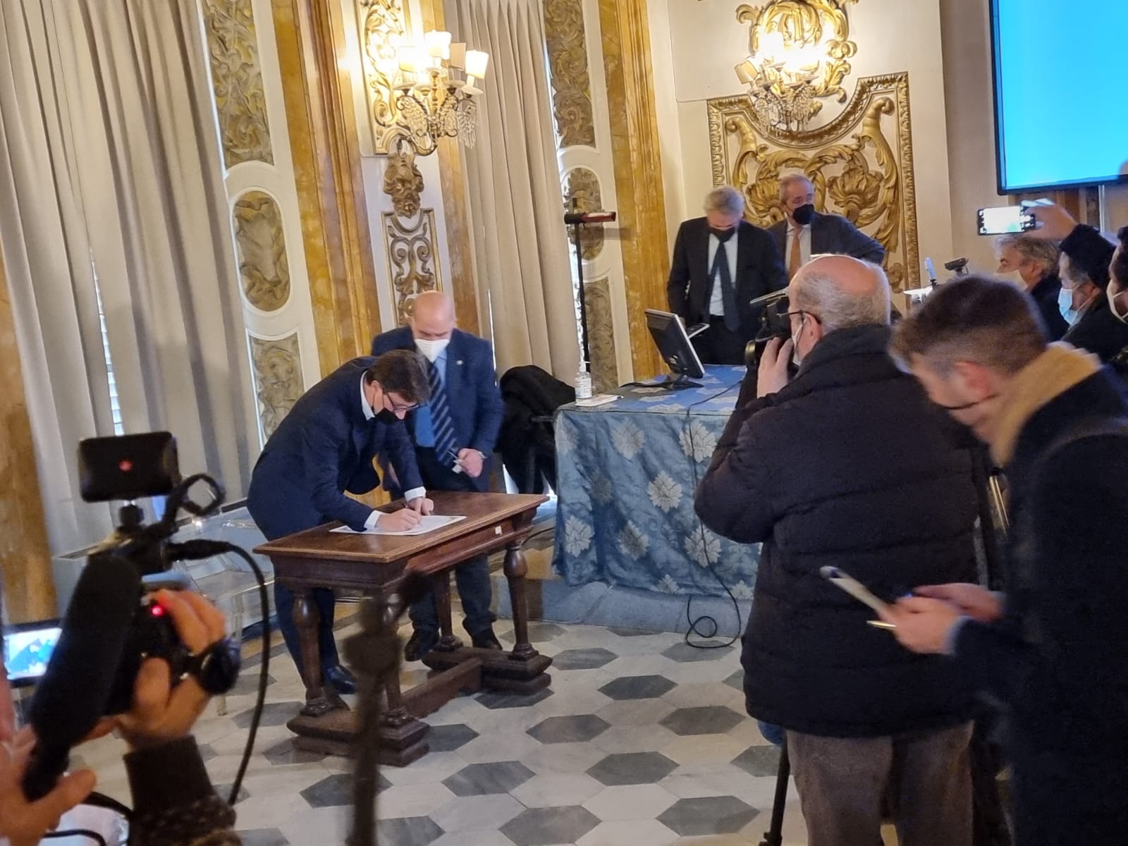 Il Sindaco Dario Nardella firma il Patto (foto di Domenico Costanzo, Ufficio Stampa - Redazione di Met)