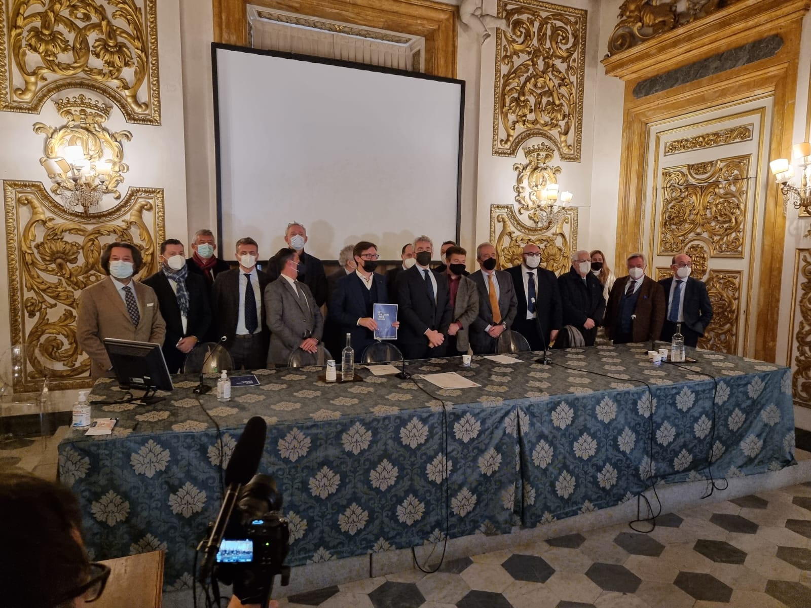 I firmatari del Patto per il lavoro e lo sviluppo nella Sala Luca Giordano di Palazzo Medici Riccardi (foto di Domenico Costanzo, Ufficio Stampa - Redazione di Met)