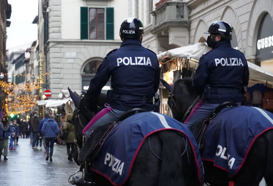 Polizia a cavallo nel centro di Firenze
