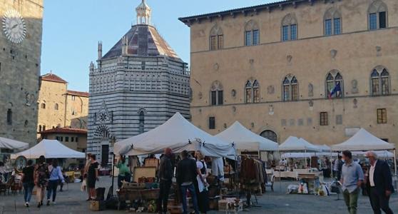 Mercato in piazza Duomo