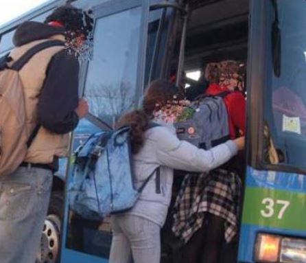 Studenti salgono sul bus (foto Comune di Pelagonia)