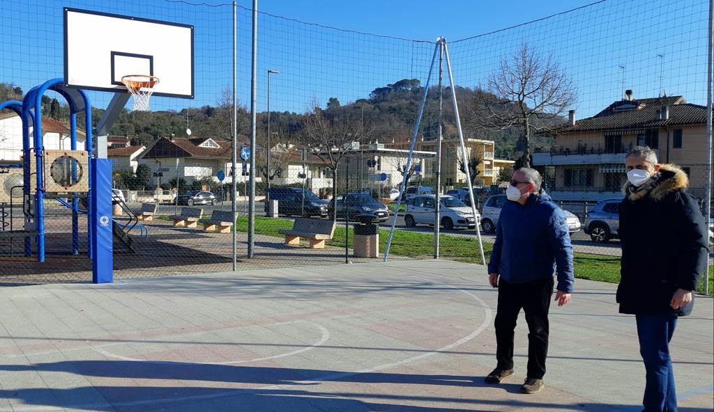Il sindaco Alessandro Giunti e l'assessore allo sport Gabriele Paci_campo da basket in Piazza Pertini