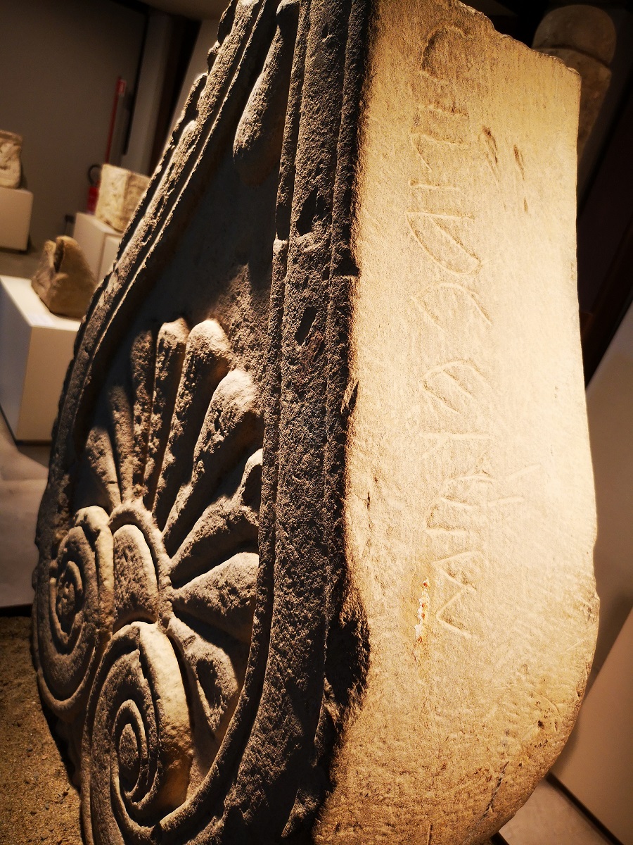 Stele di vipia con iscrizione