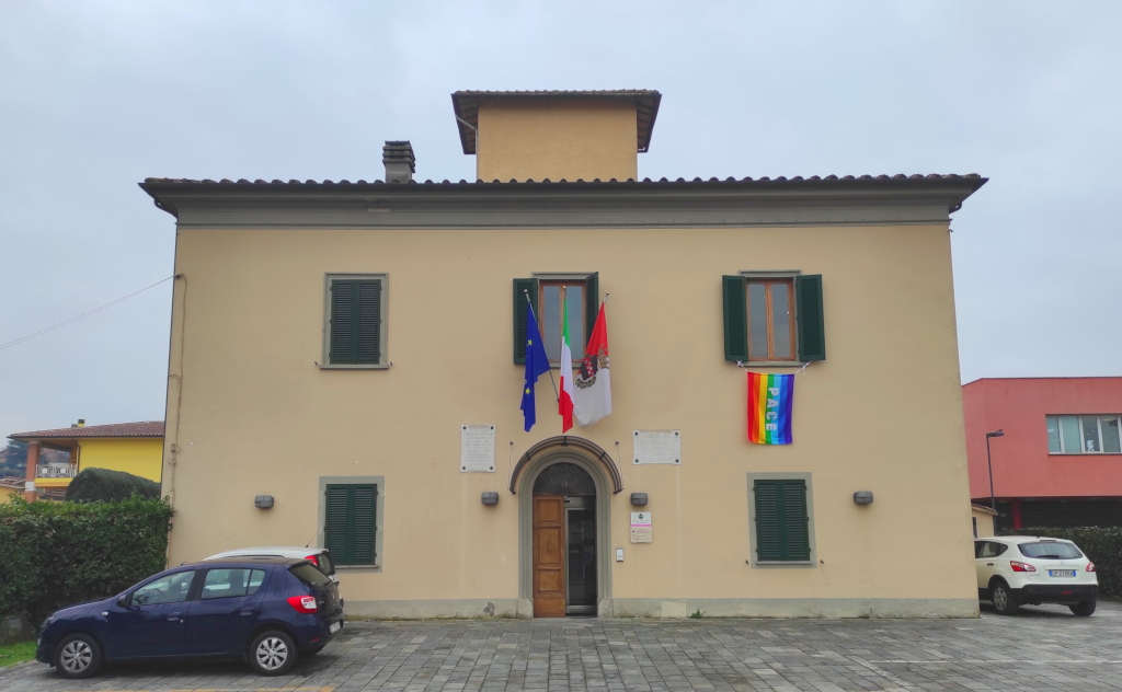 Bandiera della pace esposta su Palazzo comunale