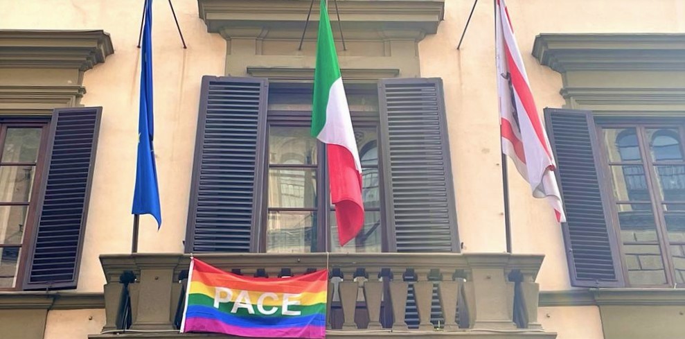 Bandiera-pace-palazzo-del-Pegaso(FontefotoConsiglioRegione) 