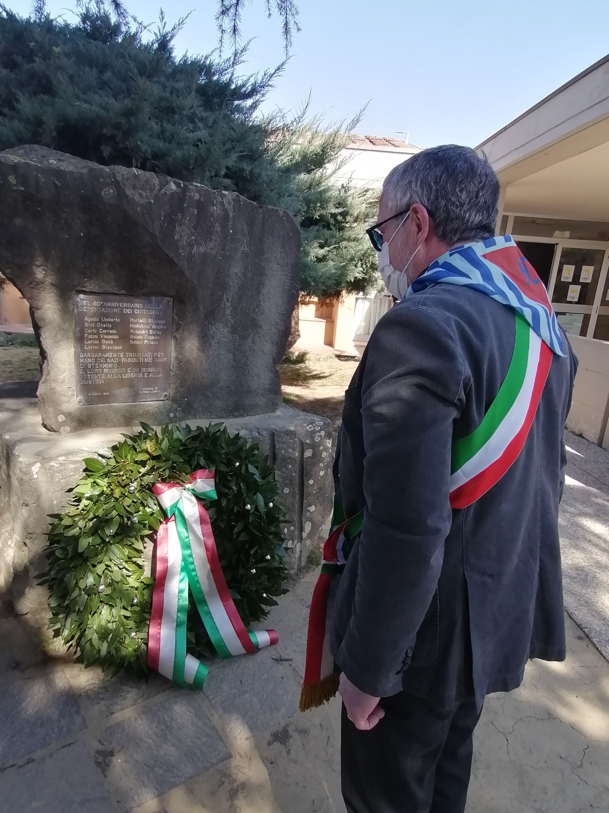 deposizione corona d'alloro monumento del deportato Capraia Fiorentina
