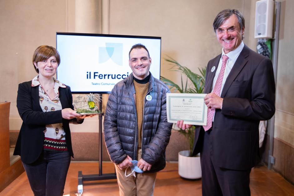 Consegna attestati di riconoscimento. Alò centro il Maestro Andrea Mura