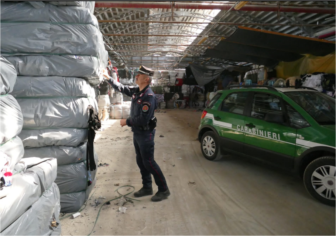 Carabinieri Forestali scoprono un capannone contenente 350 balle di rifiuti tessili (Fonte foto Carabinieri)