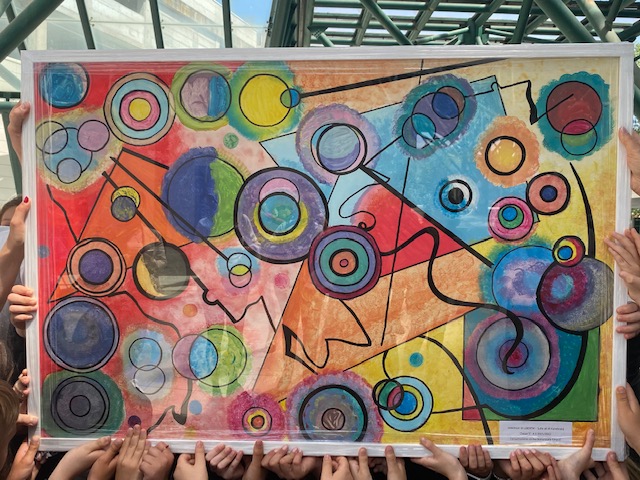 Il quadro realizzato dagli alunni della scuola primaria SS.ma Annunziata insieme all'artista Lunardi (Fonte foto Ausl Toscana Centro)
