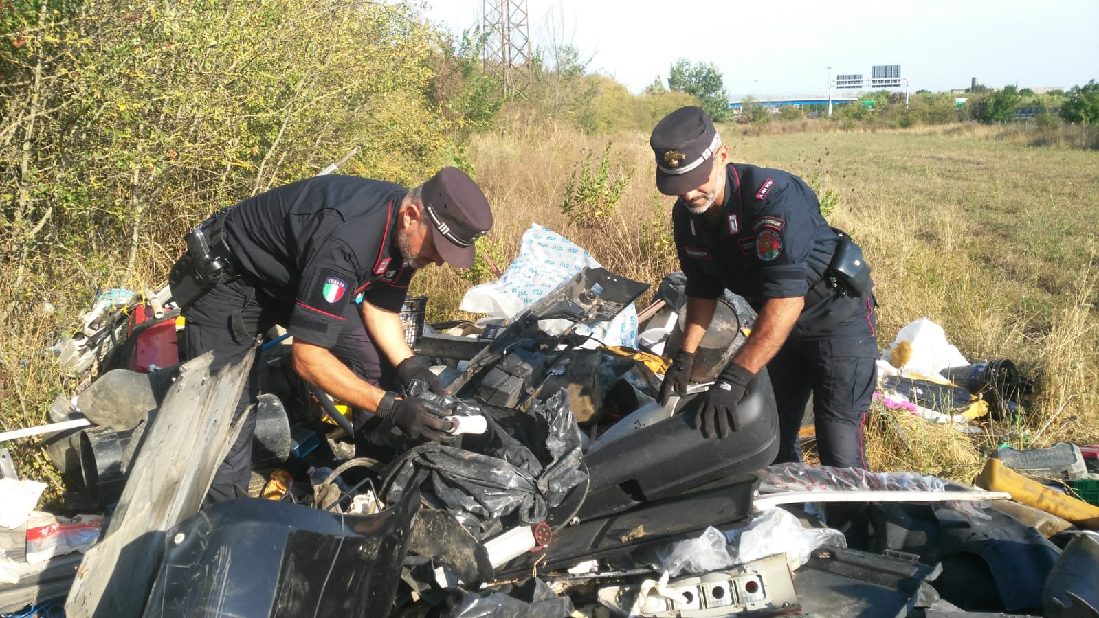 Carabinieri Forestali individuano un abbandono di rifiuti speciale (Fonte foto Carabinieri Forestali)