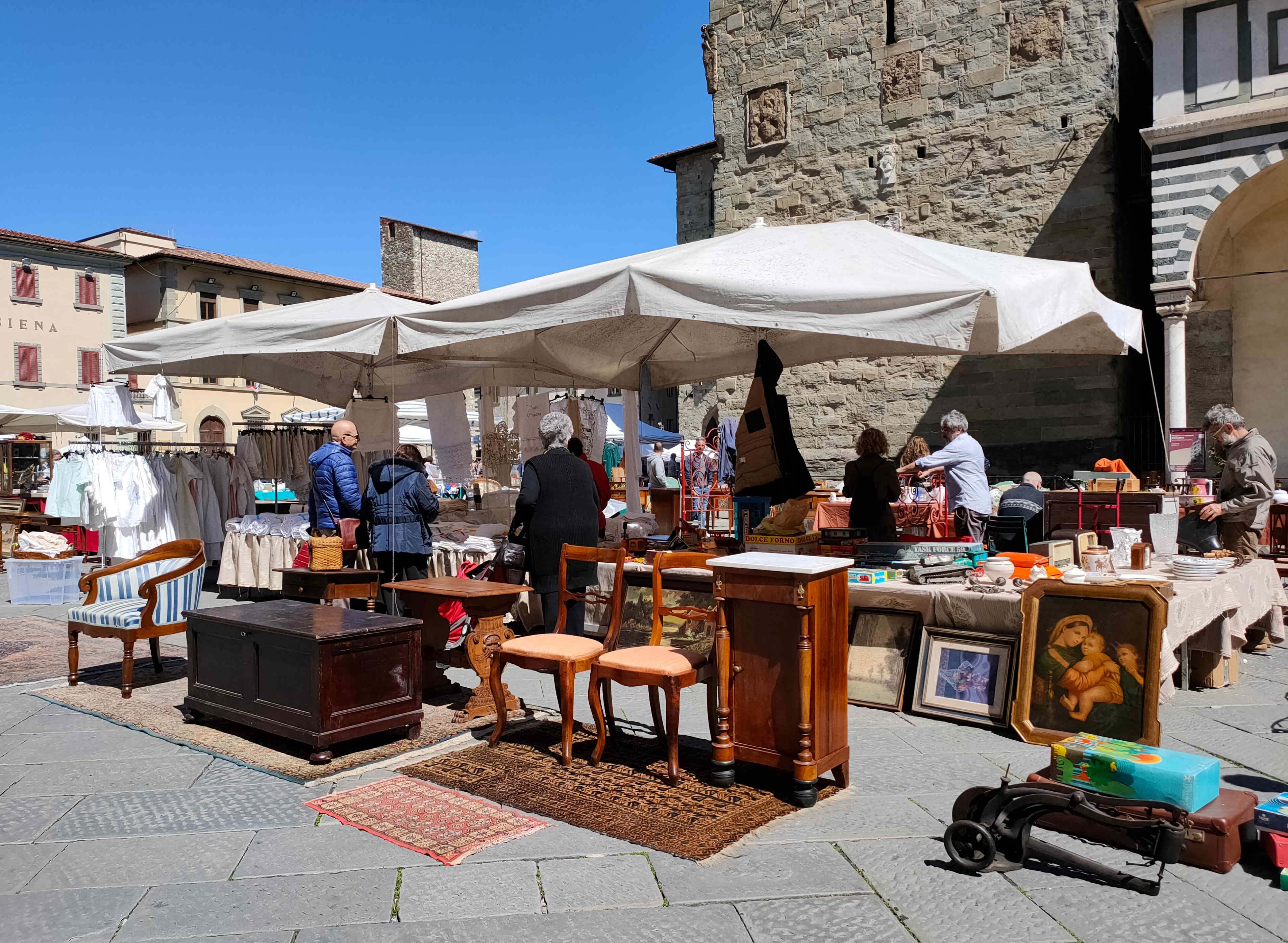 Mercato Antiquariato in piazza del Duomo (Foto di repertorio Comune di Pistoia)
