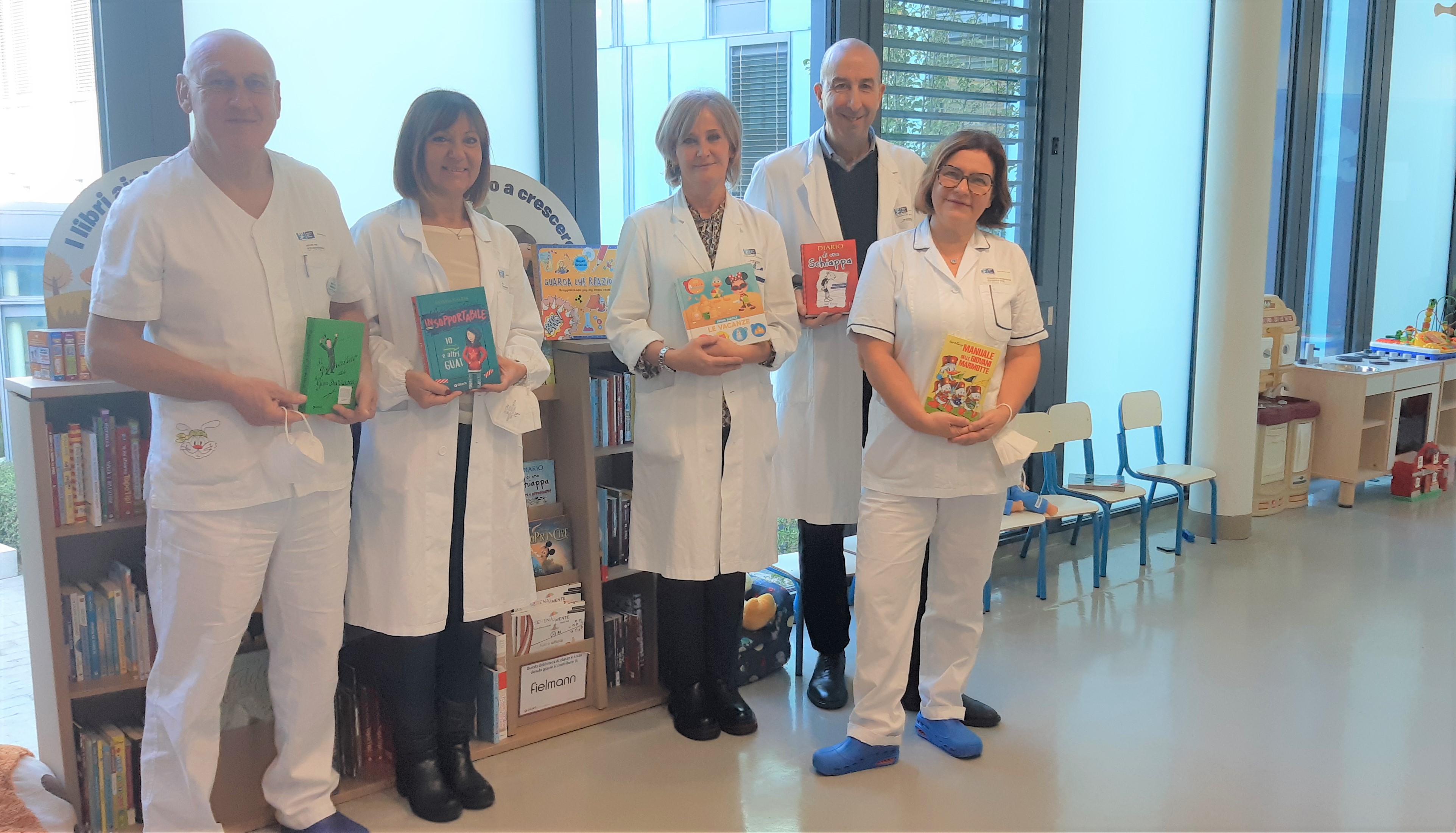 I dottori Agostiniani, Di Renzo, Chiti, Cellini e Magnanensi con i libri donati (Fonte foto Ausl Toscana Centro)