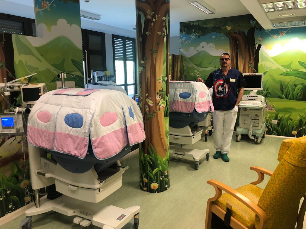 Il Dr Gianpaolo Mirri in neonatologia all'ospedalle di Saronno (Fonte foto Ausl Toscana Centro)