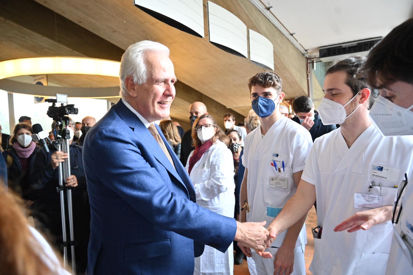 Saluti di Giani agli operatori (Fonte foto Ausl Toscana Centro)