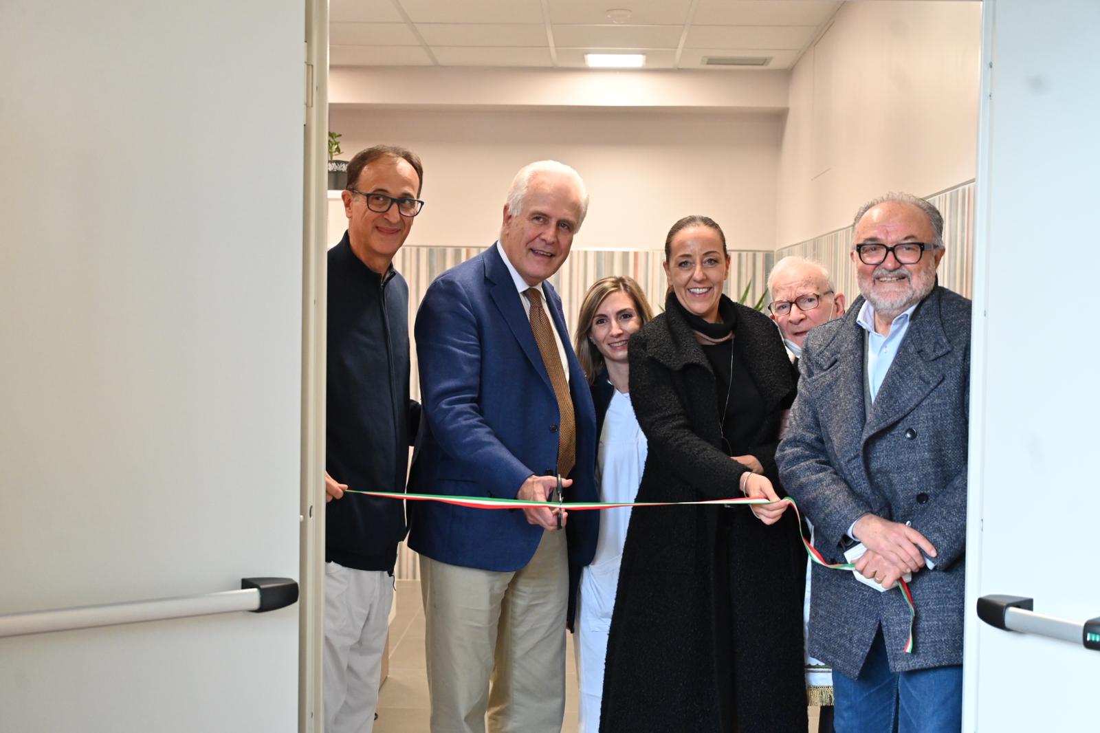 Il taglio del nastro (Fonte foto Ausl Toscana Centro)