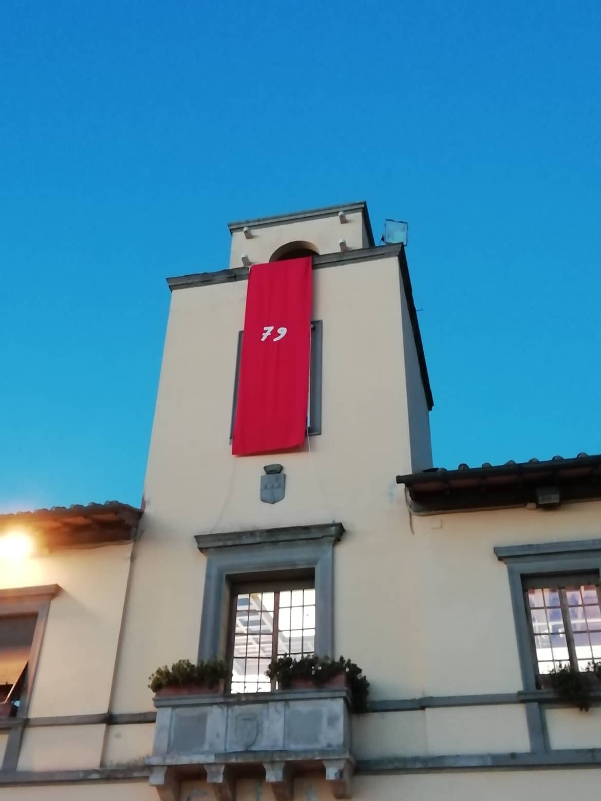 Drappo rosso sul Palazzo Comunale (Fonte foto Comune di Impruneta)
