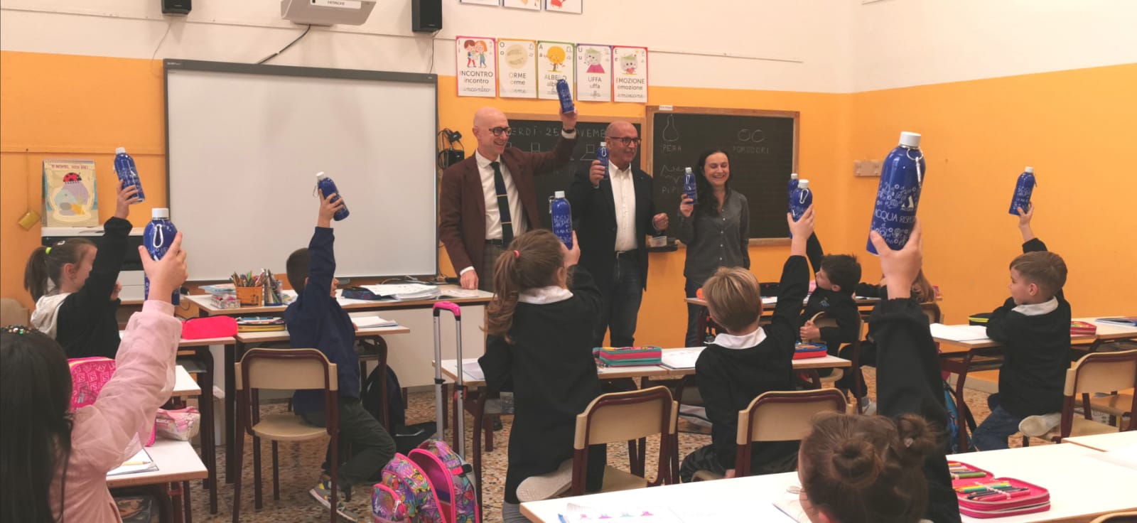 Spinelli, Faenzi e Russoniello durante la consegna delle borracce in una scuola (Fonte foto Comune di Fucecchio)