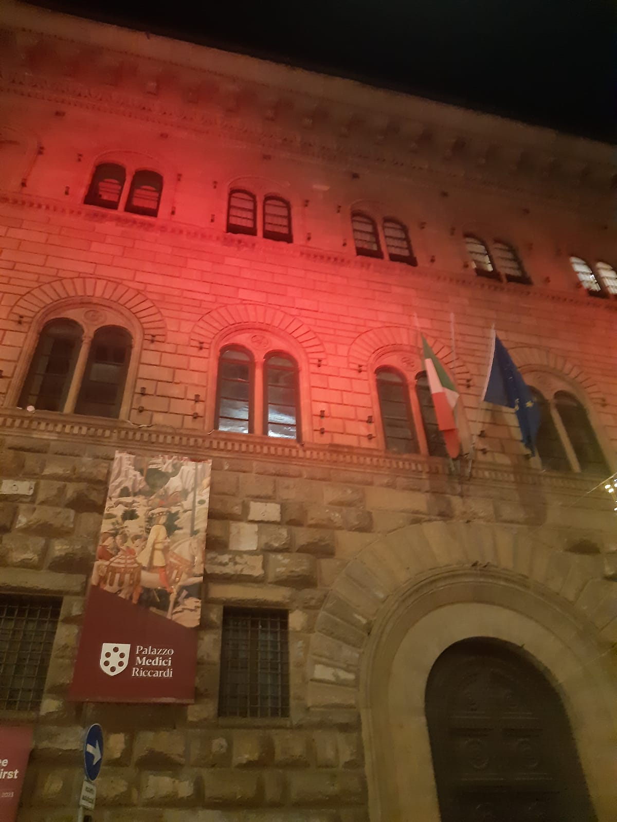 La facciata di Palazzo Medici Riccardi illuminata di bianco e rosso contro la pena di morte