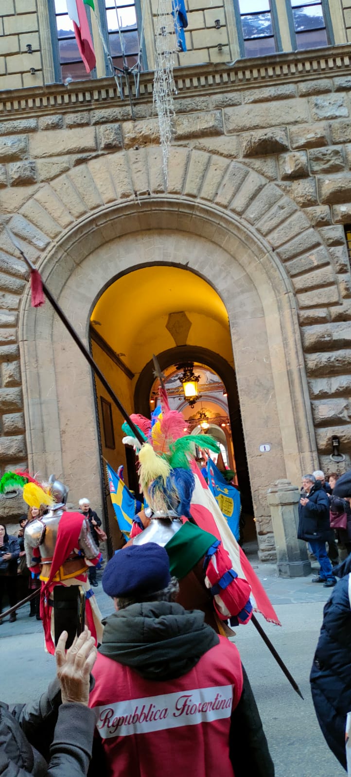 Il corteo storico entra in Palazzo Medici Riccardi (Foto Daniela Mencarelli - Met Ufficio Stampa)