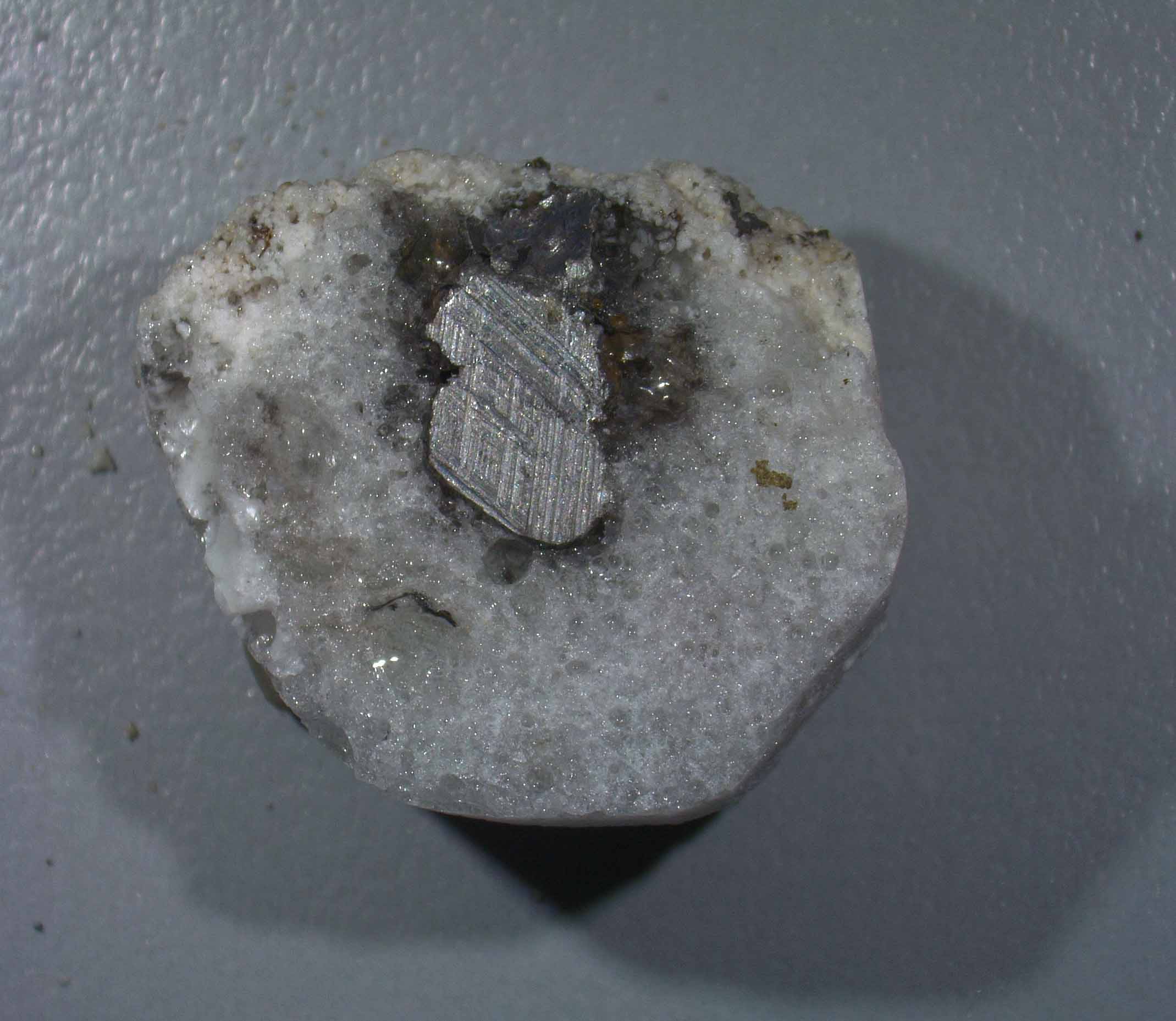 Il campione di fulgurite, nella parte metallica al centro è stato individuato il nuovo quasicristallo (Fonte foto Università degli Studi di Firenze)