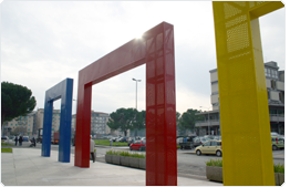 Gli archi colorati di fronte al municipio di Scandicci (Fonte foto Comune di Scandicci)